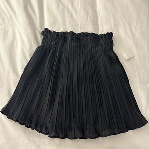 Black pleated mini skirt with elastic waistband - size M